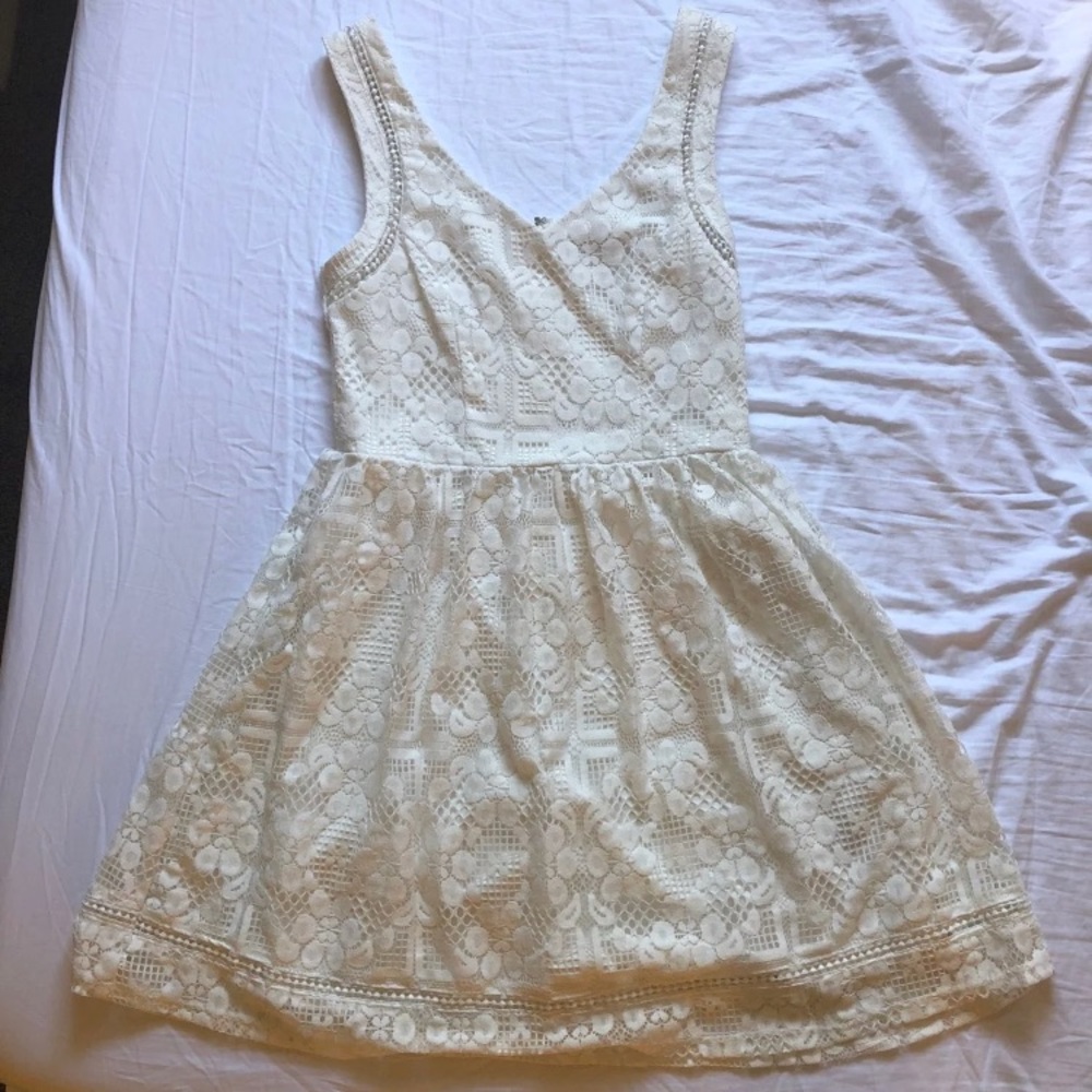 Women’s off-white lace overlay dress👗